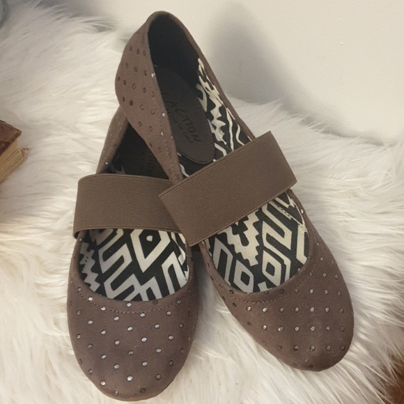 Kenneth Cole Reaction Flats - Picture 1 of 3